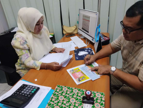 BRK Syariah Teluk Kuantan Serahkan Bantuan untuk Sukseskan Pacu Jalur HUT Kuansing ke-26 di Tepian Narosa