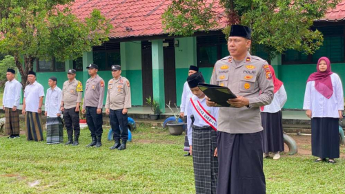 Kapolsek Benai Tanam Pohon dan Beri Penyuluhan Santri: Wujudkan Program Green Policing Kapolda Riau