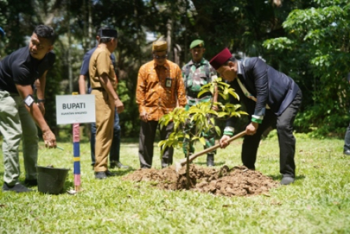 Bupati Suhardiman Tanam Pohon di Hari Santri 2025, Dukung Program Polda Riau Green Policing