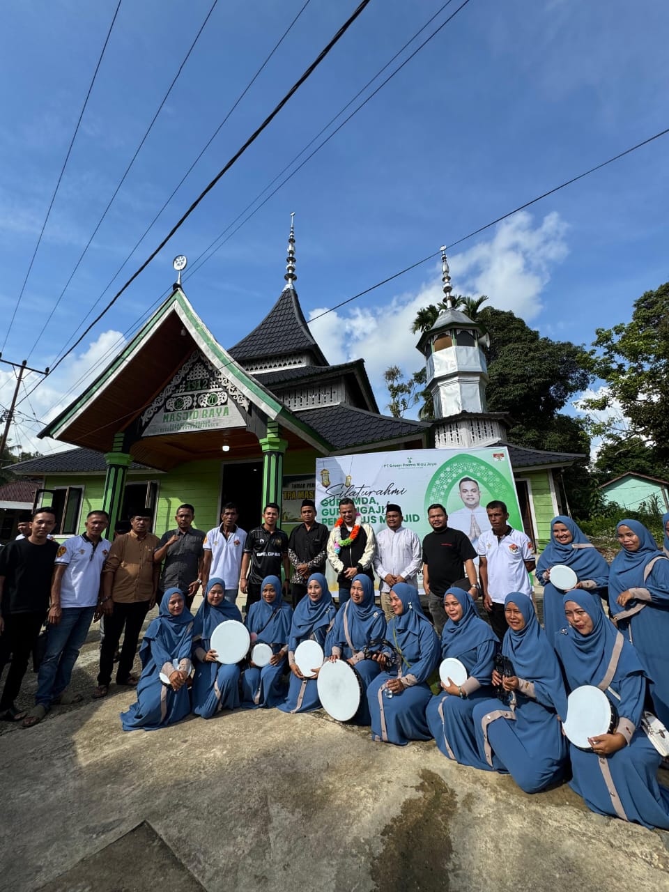 Direktur PT Green Palma Riau Jaya Salurkan Bantuan untuk Masjid Raya Koto Kampar Hulu