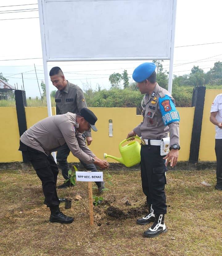 Hijaukan Kuansing! Kapolsek Ipda Hainur Rasyid Tanam Puluhan Pohon Dukung Program Green Policing Kapolda Riau